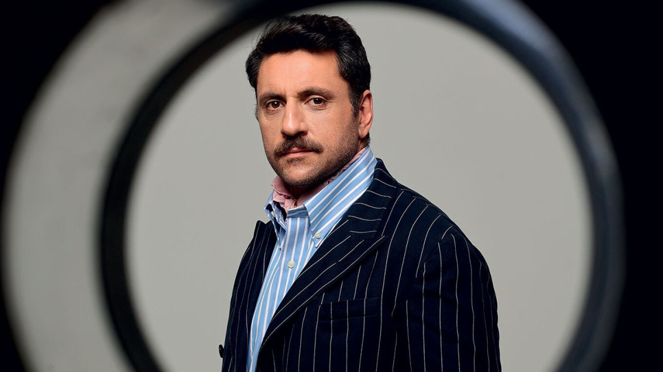 Γιώργος Χρυσοστόμου: Το θέατρο, η μεγαλύτερη τρέλα που έχει κάνει και ο χρόνος που περνάει