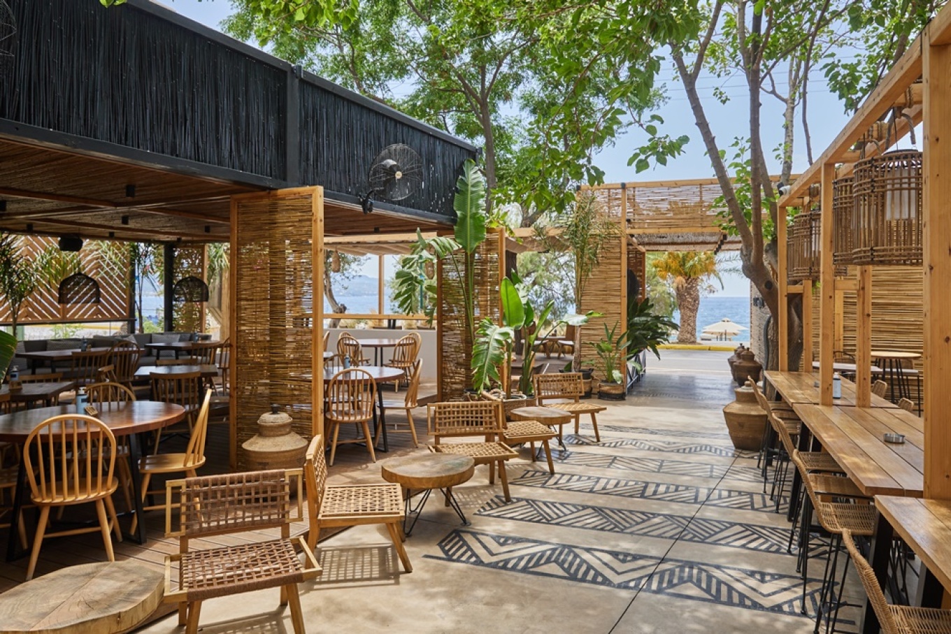 Το all day beach bar που πρέπει να επισκεφτείς στην Καλαμάτα