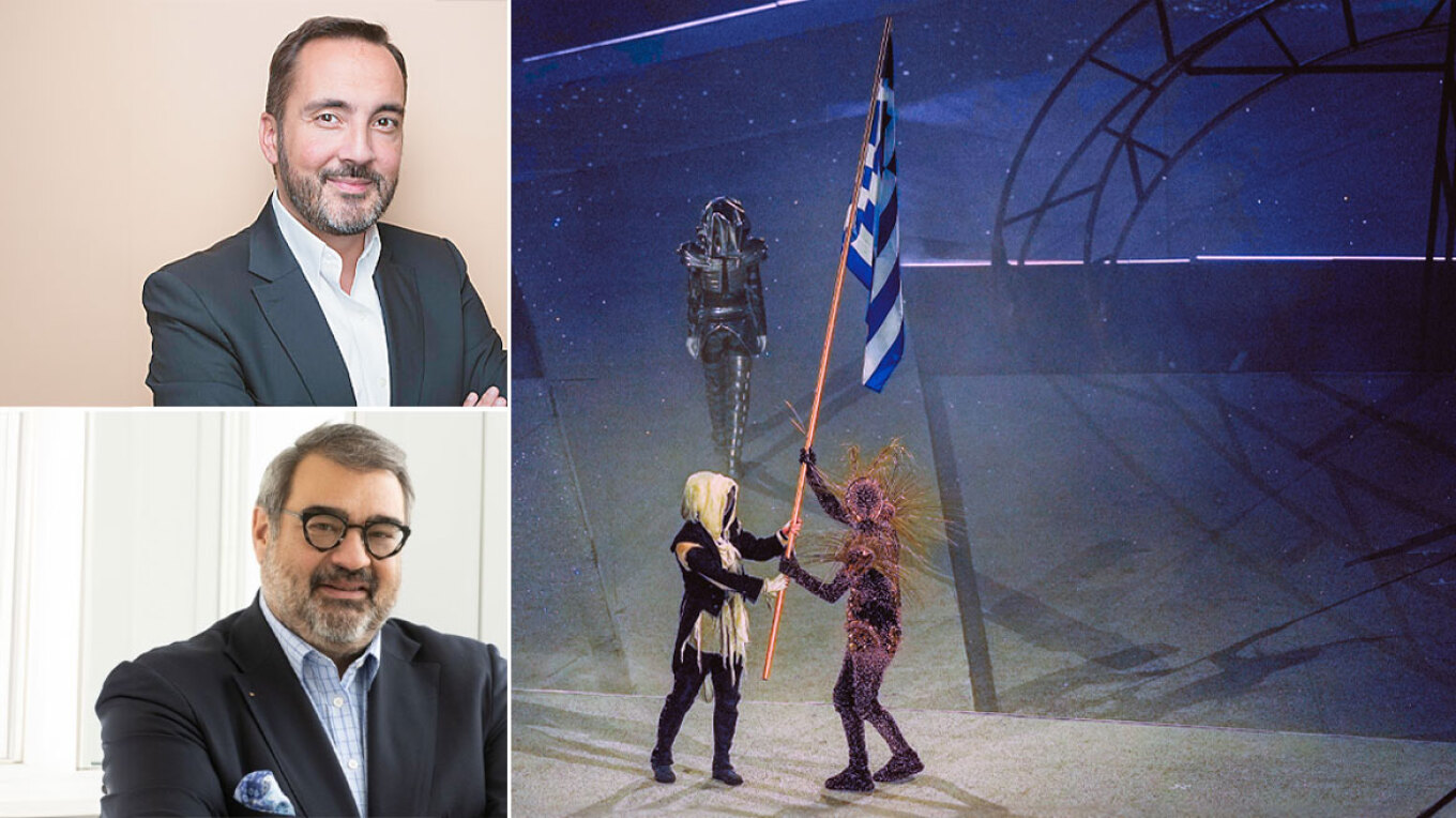 Δύο Έλληνες πίσω από τη σημαία στην τελετή λήξης των Ολυμπιακών