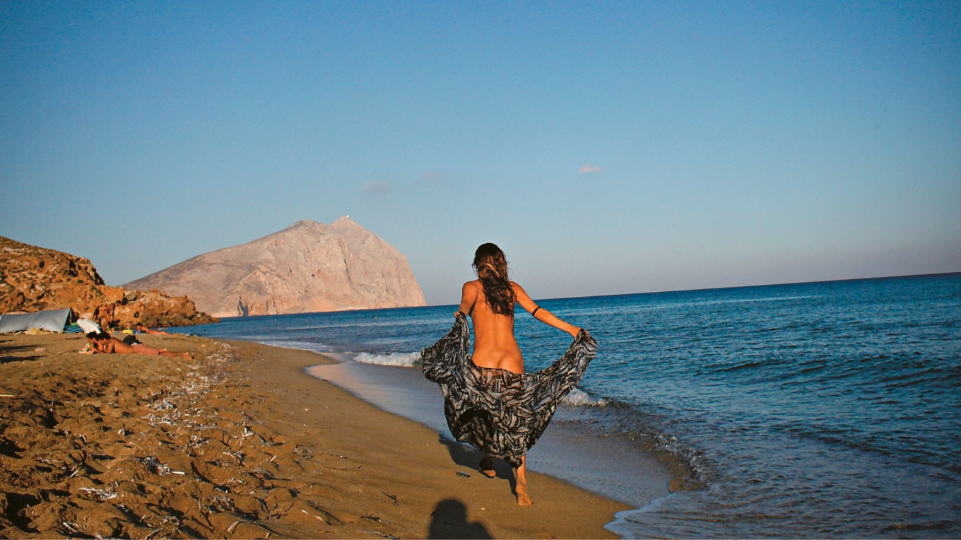 Η επιστροφή των γυμνιστών: Οδηγός για βουτιές ελευθερίας σε όλη τη χώρα, πού θα βρείτε τις παραλίες