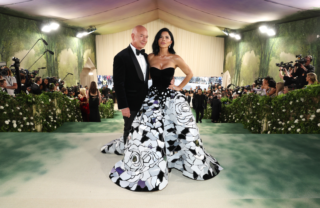 Πώς Μπέζος και Σάντσεθ μετέτρεψαν το Met Gala σε πεδίο μάχης ανάμεσα στην ελίτ της μόδας και τους tech billionaires
