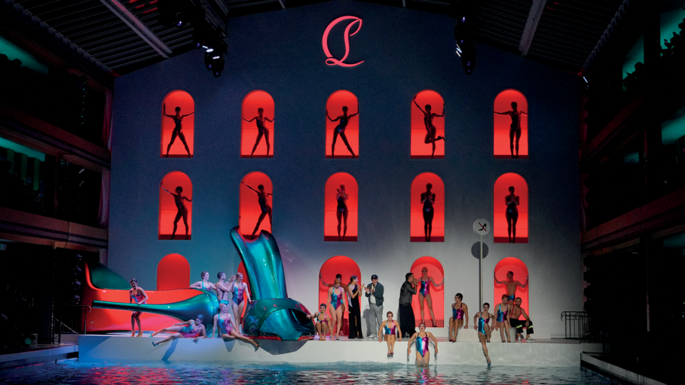 Στην πισίνα με... Christian Louboutin - Δείτε φωτογραφίες από την επίδειξη του Γάλλου σχεδιαστή