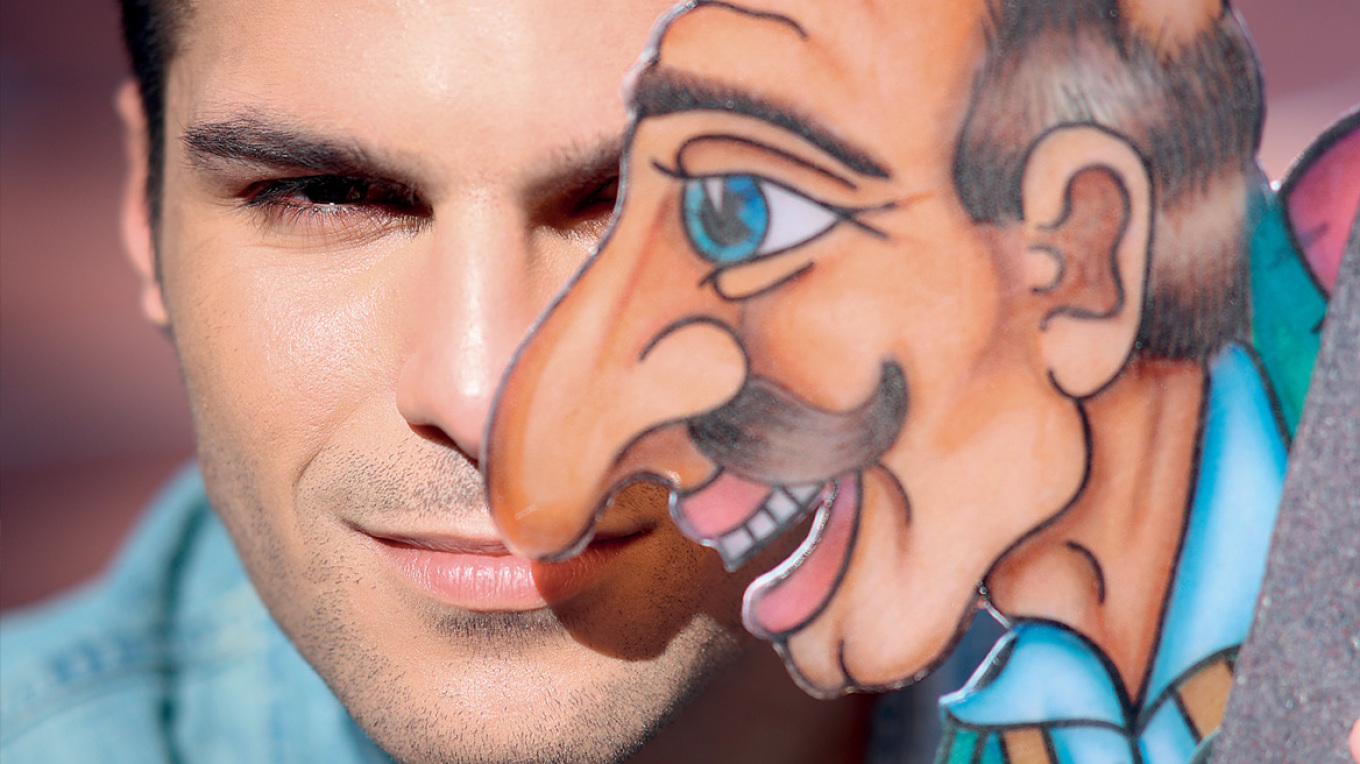 Μιχάλης Παπανικολάου: Ο γάμος του Καραγκιόζη με το σήμερα