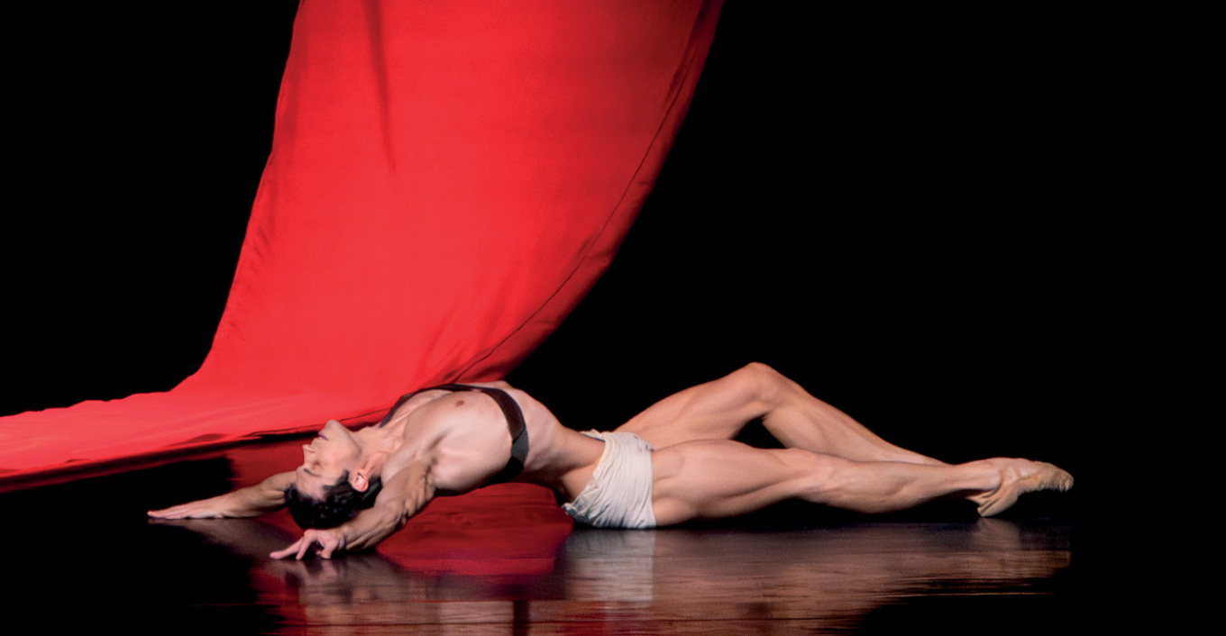 Roberto Bolle: Ο βασιλιάς του μπαλέτου εμπνέεται από τον Pierre Cardin