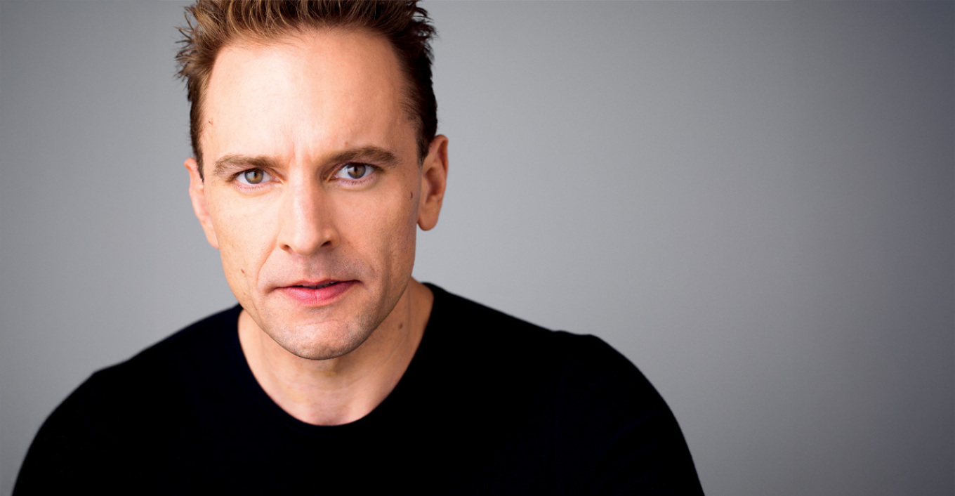 Gene Gillette: Από το Μπρόντγουεϊ, στην Αθήνα