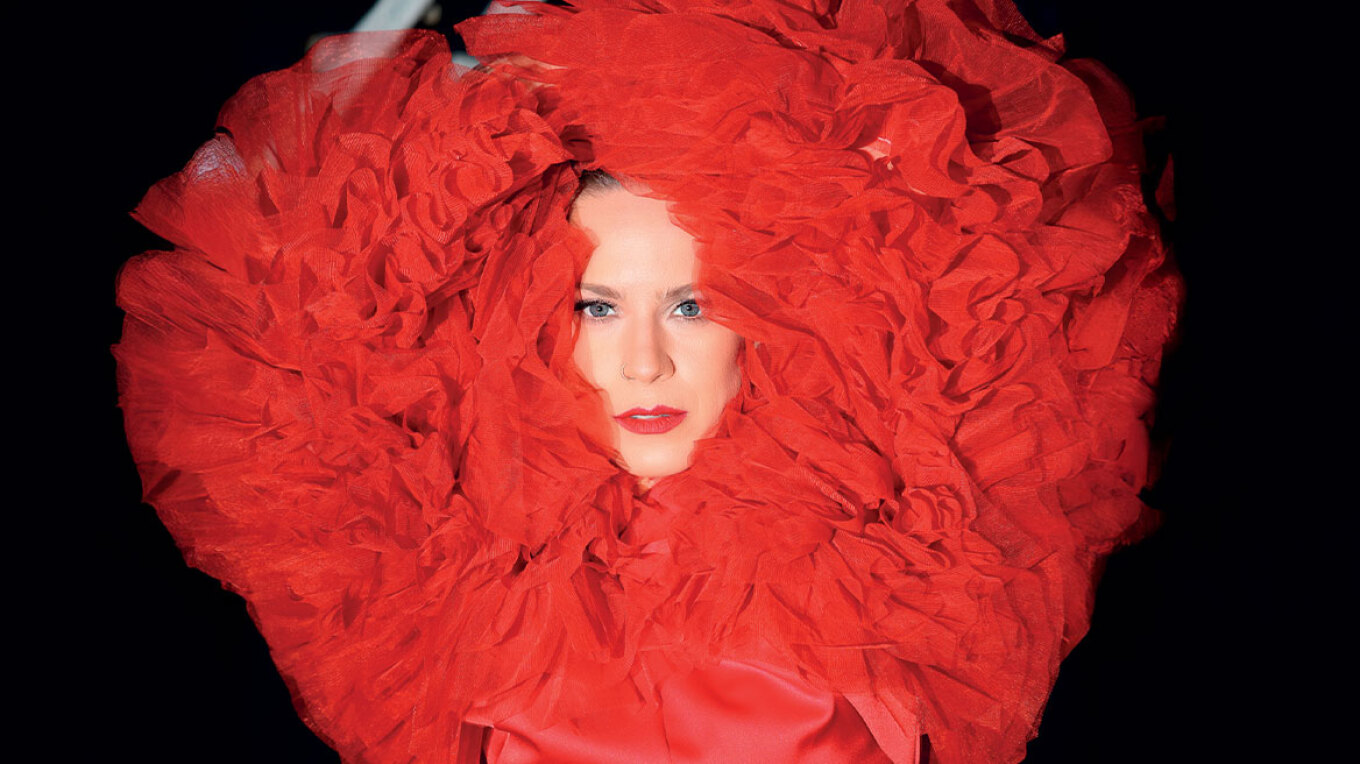 «Θα ήθελα να πιω ένα κρασί με την Καρέζη»: Η Έλλη Τρίγγου γίνεται η θεατρική «Λόλα», 62 χρόνια μετά 