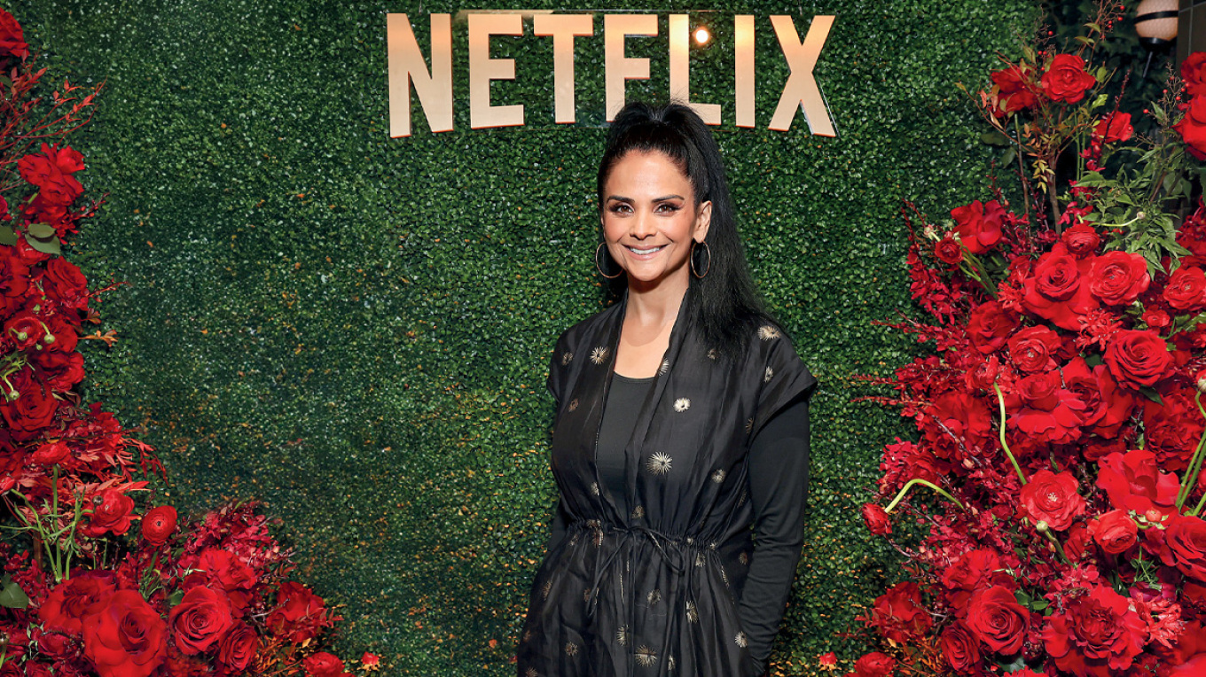 Μπέλα Μπατζάρια: Η ιστορία της κόρης των Ινδών μεταναστών που έγινε η σιδηρά κυρία του Netflix