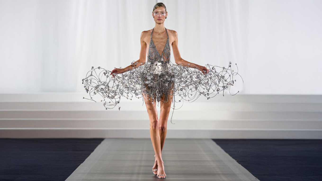 Σίλια Κριθαριώτη: Το Παρίσι είπε «Bienvenue» στην ελληνική υψηλή ραπτική
