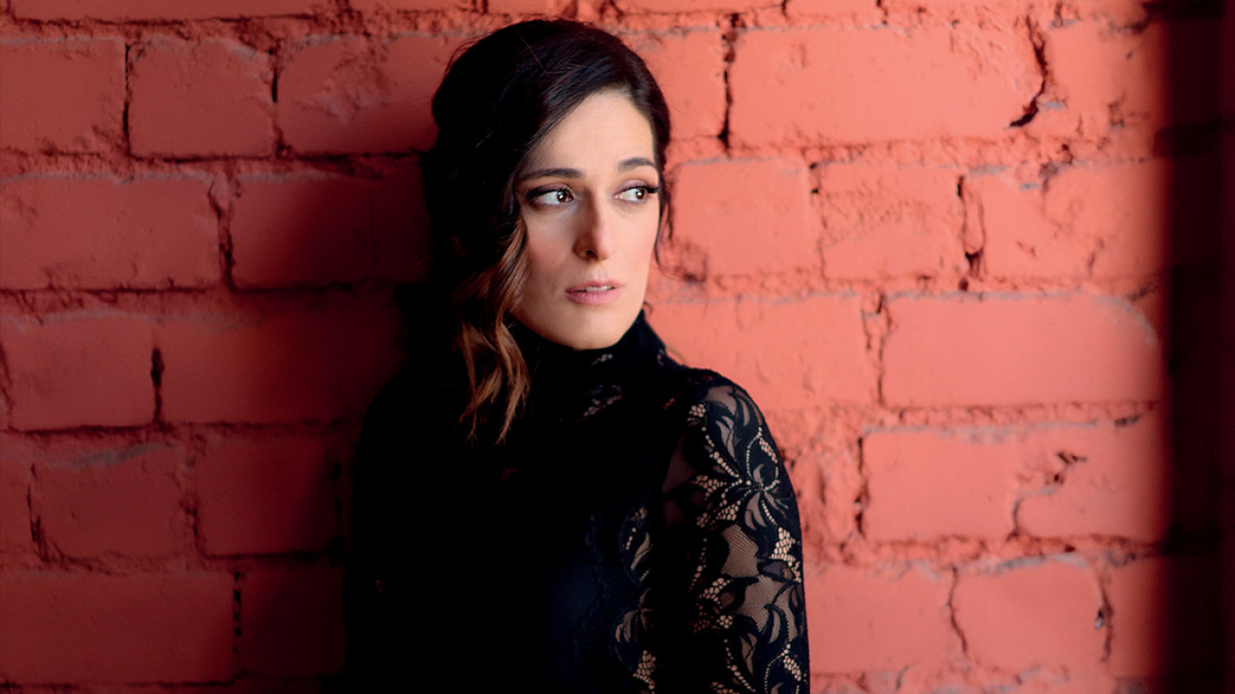 Η Βερόνικα Δαβάκη μεταμορφώνεται στη «Λοκαντιέρα»