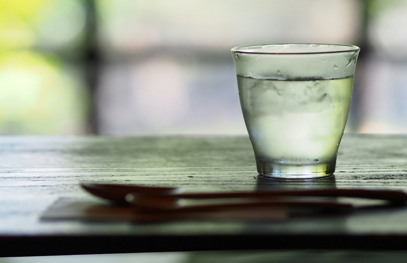 Ποιο είναι το νερό που κάνει reset στον οργανισμό μας μετά το γιορτινό τραπέζι