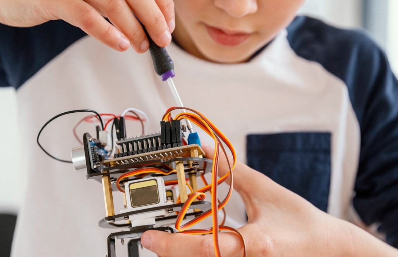 Μια ανοιχτή, διαδραστική εμπειρία γνωριμίας με το CGS μέσα από τον κόσμο του STEM