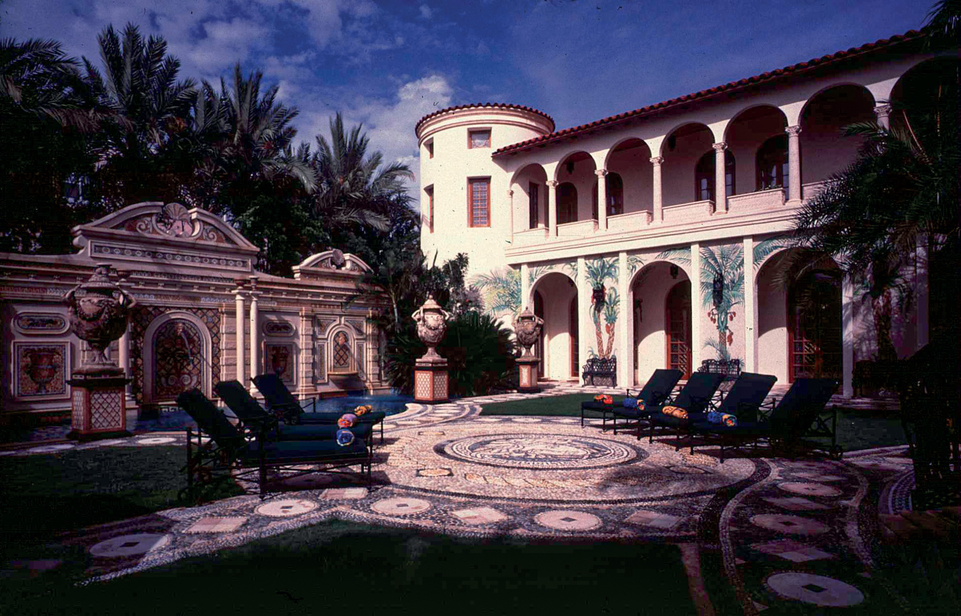 Versace: Nέο ντοκιμαντέρ εξετάζει τον βίο και την πολιτεία του εκκεντρικού μετρ της μόδας