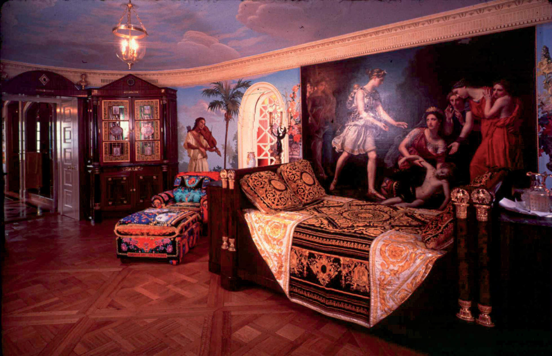 Versace: Nέο ντοκιμαντέρ εξετάζει τον βίο και την πολιτεία του εκκεντρικού μετρ της μόδας