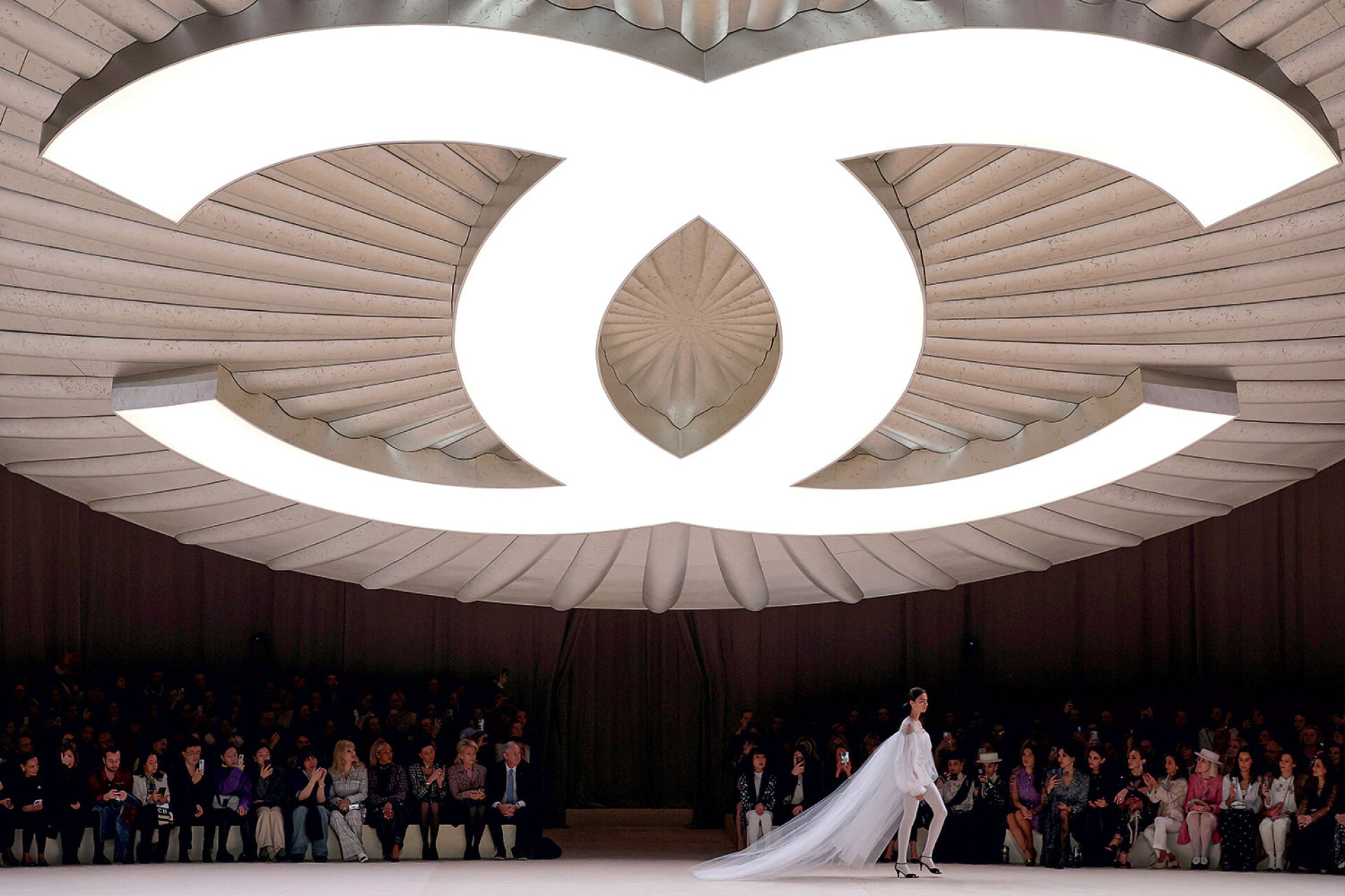 Paris Haute Couture 2024: Η extravaganza της μόδας