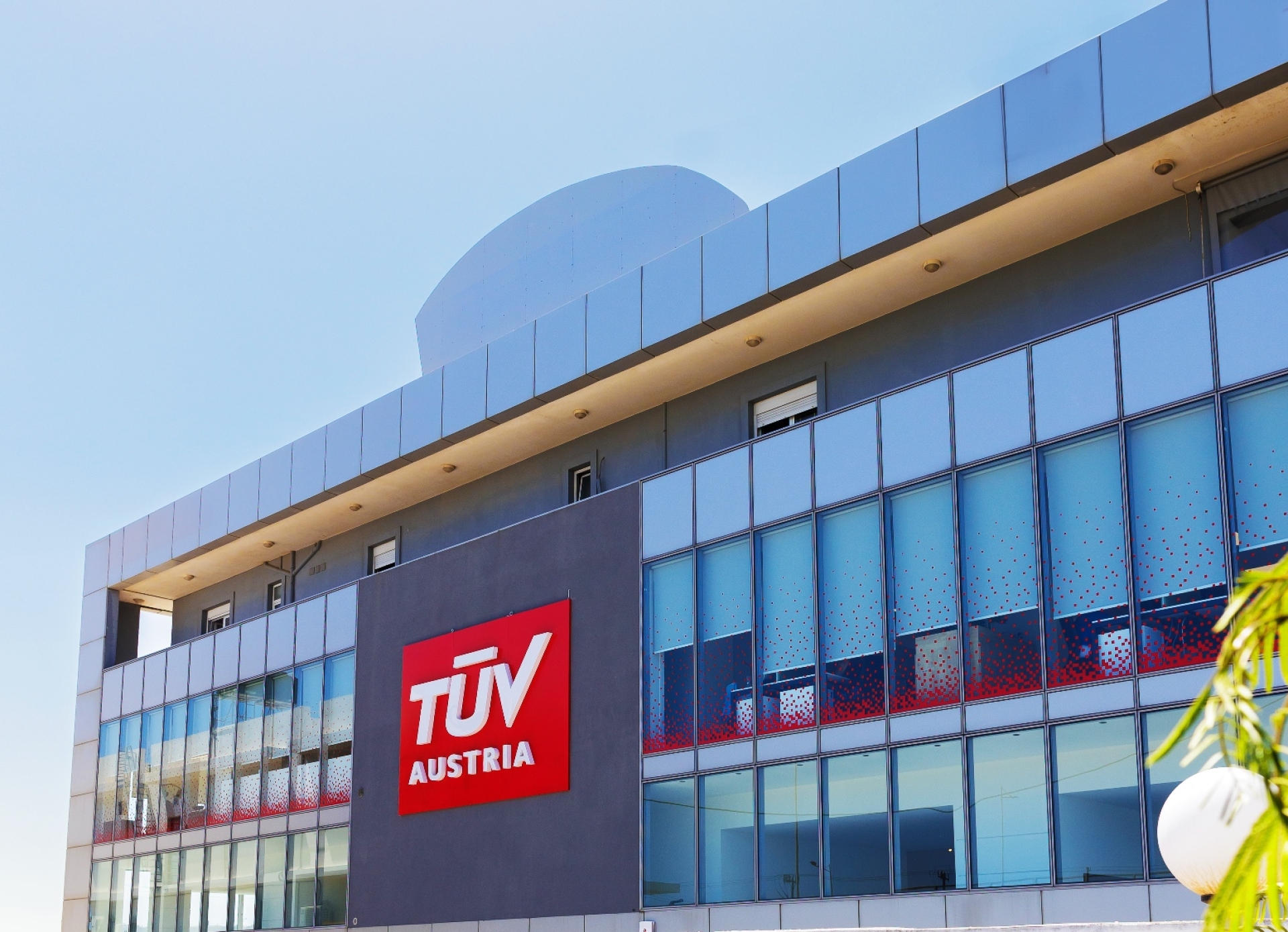  Τρεις δεκαετίες ασφάλεια, ποιότητα και προσφορά σε Οικονομία και Κοινωνία