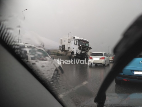 Θεσσαλονίκη: Δίπλωσε νταλίκα στο Δερβένι - Έκλεισε το ρεύμα εξόδου