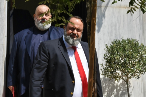 Μέγαρο Μαξίμου: Η στιγμή της αποχώρησης των προέδρων Ολυμπιακού, Παναθηναϊκού και ΑΕΚ