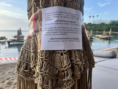 Ρόδος: Σφραγίστηκε το beach bar με τις ξαπλώστρες στη θάλασσα