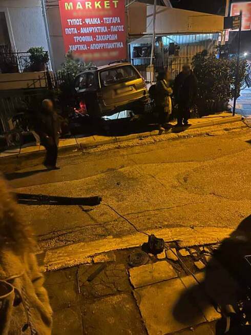 Tζιπ έπεσε σε είσοδο σπιτιού στη Νέα Πεντέλη, τέσσερις τραυματίες