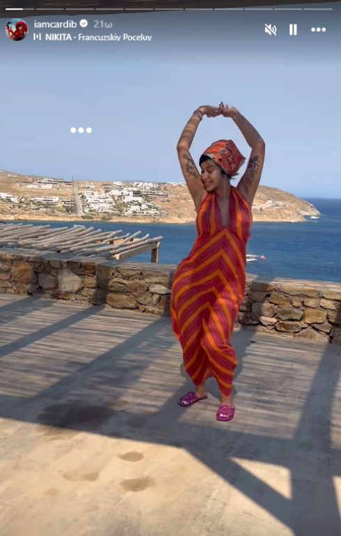 H Cardi B κάνει διακοπές στη Μύκονο - Δείτε φωτογραφίες