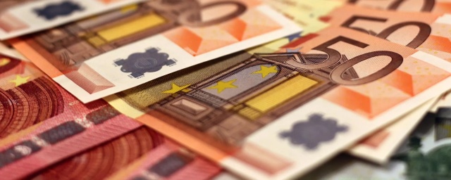 Έ&kappa;&lambda;&epsilon;&psi;&epsilon; &alpha;&pi;ό &tau;&omicron;&nu; &epsilon;&rho;&gamma;&omicron;&delta;ό&tau;&eta; &tau;&omicron;&upsilon; 146.000 &epsilon;&upsilon;&rho;ώ, &chi;&epsilon;&iota;&rho;&omicron;&pi;έ&delta;&epsilon;&sigmaf; &sigma;&epsilon; &upsilon;&pi;ά&lambda;&lambda;&eta;&lambda;&omicron; &sigma;&tau;&eta; &Theta;&epsilon;&sigma;&pi;&rho;&omega;&tau;ί&alpha;
