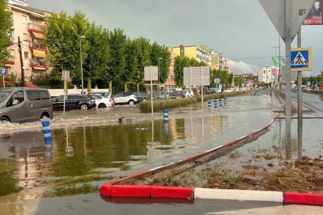 Καταρρακτώδεις βροχές στην Καταλονία, διακόπηκαν για ώρες τα δρομολόγια των τρένων