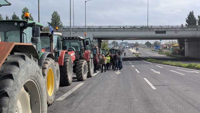 Χημικά στον Πλατύκαμπο, ένταση στον κόμβο της Νίκαιας μεταξύ αγροτών και αστυνομικών