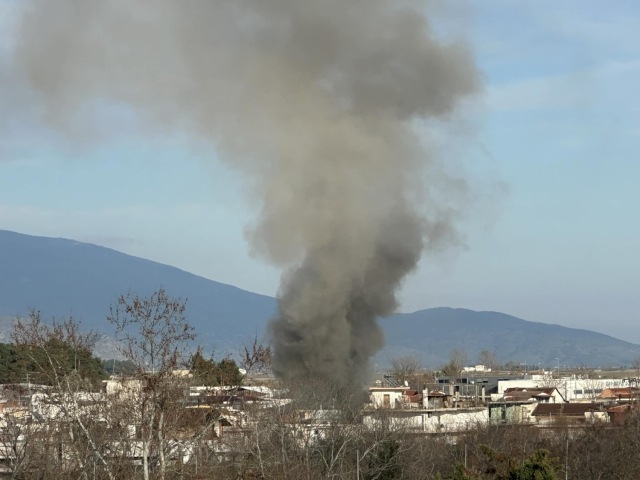 &Phi;&omega;&tau;&iota;ά &sigma;&epsilon; &delta;&iota;&alpha;&mu;έ&rho;&iota;&sigma;&mu;&alpha; &pi;&omicron;&lambda;&upsilon;&kappa;&alpha;&tau;&omicron;&iota;&kappa;ί&alpha;&sigmaf; &sigma;&tau;&eta; &Lambda;ά&rho;&iota;&sigma;&alpha;, &delta;&epsilon;ί&tau;&epsilon; &beta;ί&nu;&tau;&epsilon;&omicron; &kappa;&alpha;&iota; &phi;&omega;&tau;&omicron;&gamma;&rho;&alpha;&phi;ί&epsilon;&sigmaf;