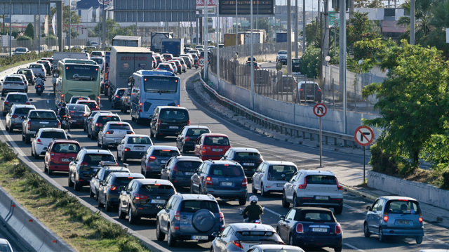 Κίνηση τώρα: Από πολύ νωρίς, μποτιλιαρισμένοι οι δρόμοι – Σύγκρουση ΙΧ στην κάθοδο του Κηφισού