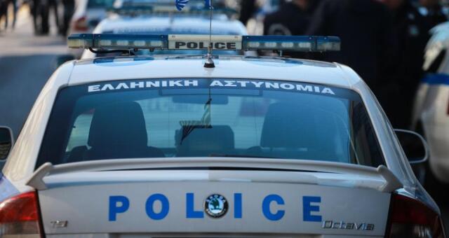 Συνελήφθη 52χρονος στο Ηράκλειο που έκρυβε στο σπίτι του «μίνι» οπλοστάσιο και αρχαία