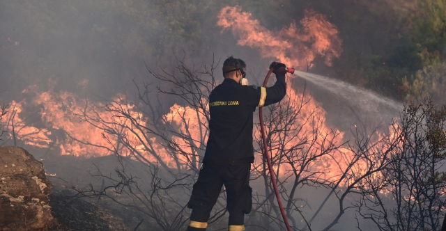 Κρήτη: Φωτιά σε δύσβατο σημείο στα Χανιά – Ενισχύθηκαν οι πυροσβεστικές δυνάμεις