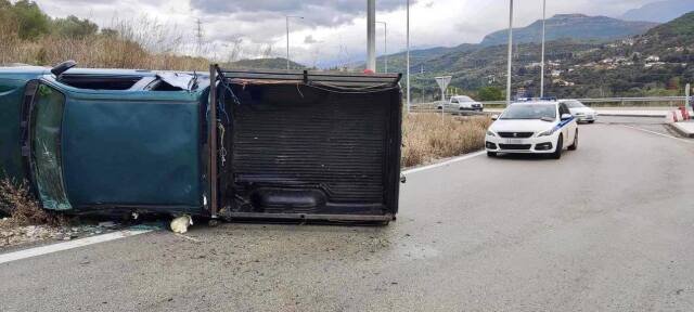 Σοβαρό τροχαίο με εγκλωβισμό οδηγού στην Καμαρούλα Αιτωλοακαρνανίας