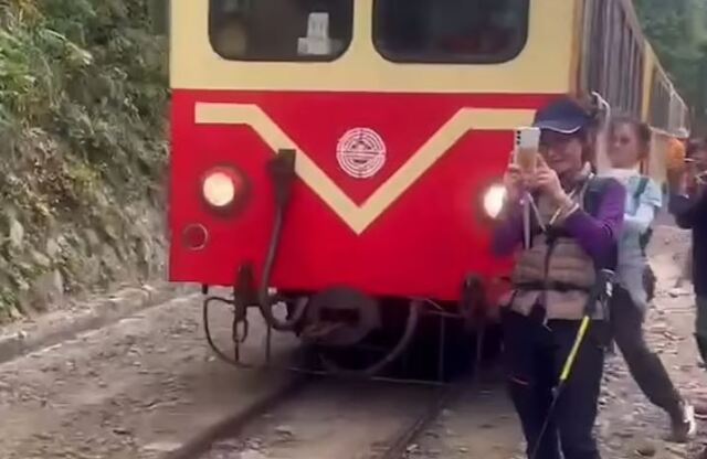 Ταϊβάν: Τουρίστρια στήθηκε για selfie με τρένο, παρασύρθηκε από την ατμομηχανή αλλά γλίτωσε