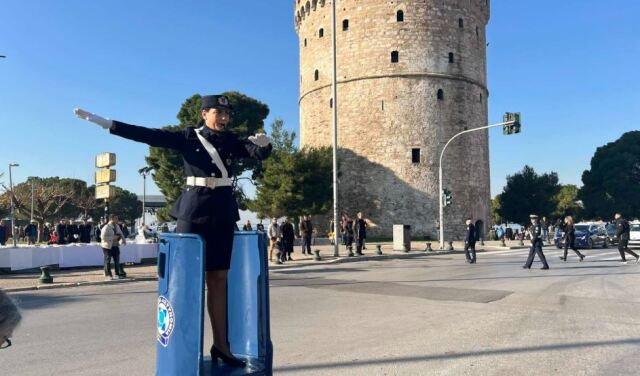 Θεσσαλονίκη: Τροχονόμοι πήραν ξανά θέση στο «βαρέλι» μπροστά στον Λευκό Πύργο