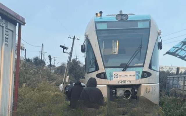 Hellenic Train για σύγκρουση του Προαστιακού με ΙΧ στην Πάτρα: Οι μπάρες ήταν ανεβασμένες λόγω βλάβης, ο μηχανοδηγός μείωσε ταχύτητα και κόρναρε