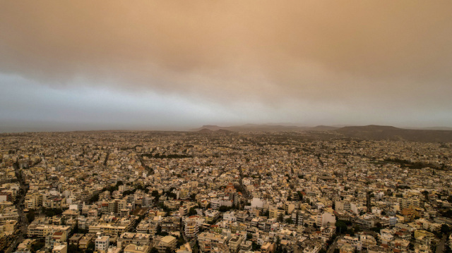 Αφρικανική σκόνη «έπνιξε» την Κρήτη: Πορτοκαλί ουρανός και αποπνικτική ατμόσφαιρα σε Ηράκλειο και Χανιά - Δείτε φωτογραφίες