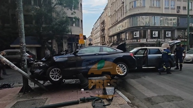 Τροχαίο στο κέντρο της Αθήνας με δύο τραυματίες - Όχημα έπεσε πάνω σε φανάρι και κολώνα φωτισμού, δείτε βίντεο