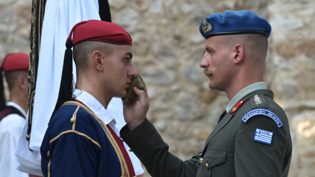 Ακίνητοι εν μέσω καύσωνα στο Προεδρικό Μέγαρο οι Εύζωνες - Τους σκούπιζαν τον ιδρώτα