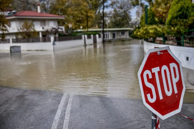 Διακοπή κυκλοφορίας στην Ε.Ο. Αλεποχωρίου-Σχίνου λόγω υπερχειλίσεως ρέματος
