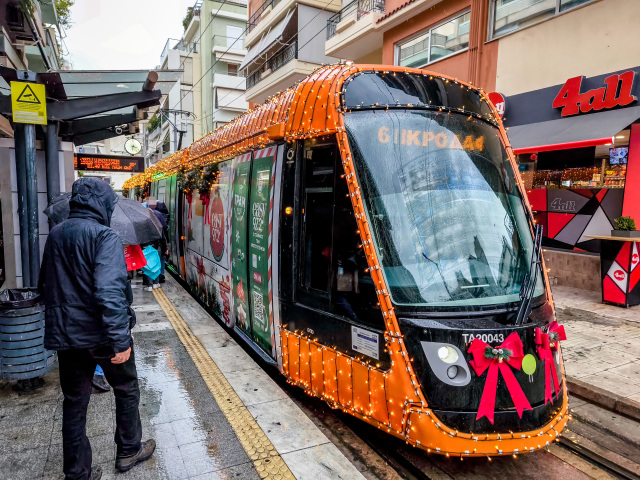Το πιο χριστουγεννιάτικο τραμ βρίσκεται στην Αθήνα και φέρνει τη μαγεία στους δρόμους της πόλης, δείτε βίντεο