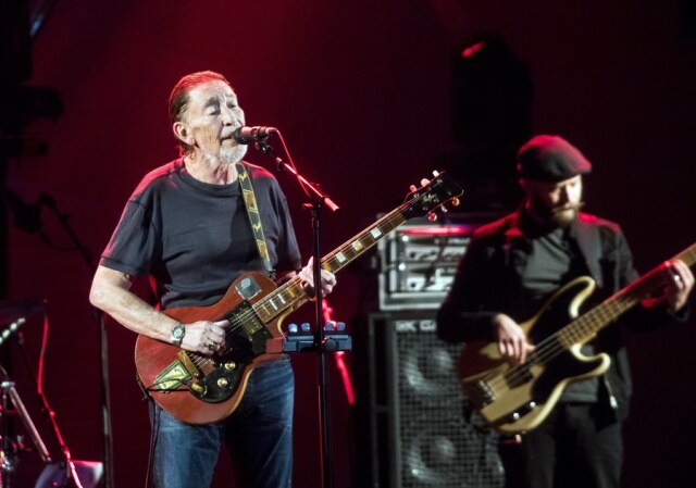 &Pi;έ&theta;&alpha;&nu;&epsilon; &omicron; &tau;&rho;&alpha;&gamma;&omicron;&upsilon;&delta;&iota;&sigma;&tau;ή&sigmaf; &Kappa;&rho;&iota;&sigmaf; &Rho;έ&alpha; &sigma;&epsilon; &eta;&lambda;&iota;&kappa;ί&alpha; 74 &epsilon;&tau;ώ&nu;