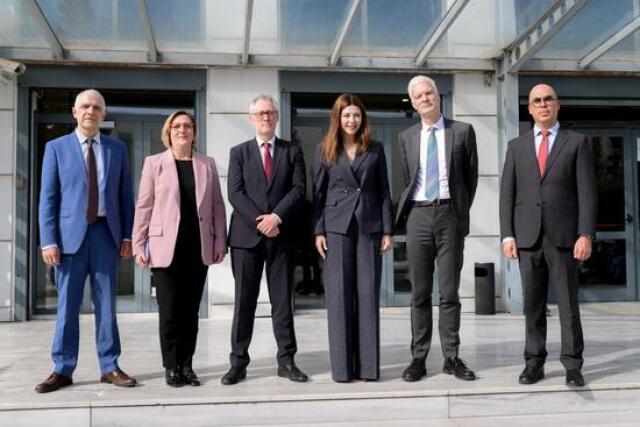 &Mu;&epsilon;&lambda;έ&tau;&eta; &Omicron;&Omicron;&Sigma;&Alpha;: &laquo;&Alpha;&nu;&alpha;&sigma;&kappa;ό&pi;&eta;&sigma;&eta; &tau;&eta;&sigmaf; &Epsilon;&kappa;&pi;&alpha;&iota;&delta;&epsilon;&upsilon;&tau;&iota;&kappa;ή&sigmaf; &Pi;&omicron;&lambda;&iota;&tau;&iota;&kappa;ή&sigmaf;: &Beta;&epsilon;&lambda;&tau;ί&omega;&sigma;&eta; &tau;&omega;&nu; &Mu;&alpha;&theta;&eta;&sigma;&iota;&alpha;&kappa;ώ&nu; &Alpha;&pi;&omicron;&tau;&epsilon;&lambda;&epsilon;&sigma;&mu;ά&tau;&omega;&nu; &sigma;&tau;&eta;&nu; &Epsilon;&lambda;&lambda;ά&delta;&alpha;&raquo;