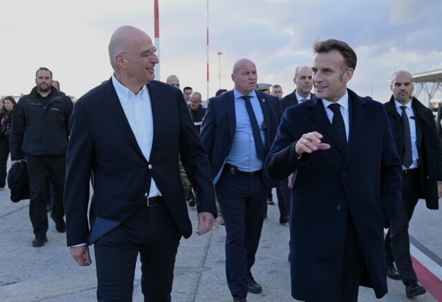 Μακρόν από τη Σούδα: Είμαστε εδώ στο πλευρό σας, η όποια επίθεση στην Κύπρο είναι επίθεση στην Ευρώπη 