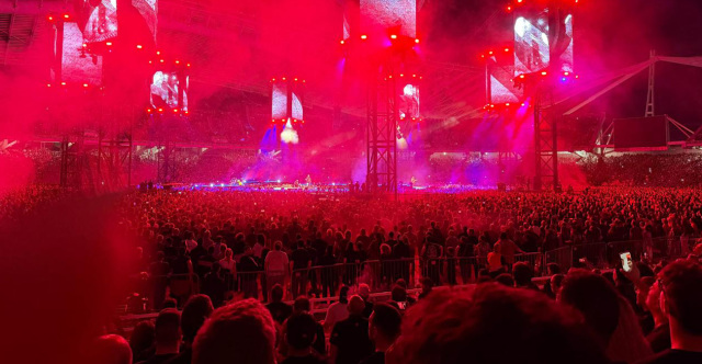 Πώς στήθηκε η κολοσσιαία παραγωγή των Metallica στο ΟΑΚΑ, 87 νταλίκες και 3.000 εργαζόμενοι για το show 
