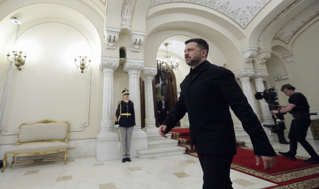 &Eta; &Rho;&omega;&sigma;ί&alpha; &pi;&rho;&omicron;&sigma;&pi;&alpha;&theta;&epsilon;ί &nu;&alpha; &epsilon;&xi;&alpha;&gamma;ά&gamma;&epsilon;&iota; &sigma;&iota;&tau;&eta;&rho;ά &alpha;&pi;ό &tau;&eta;&nu; &Kappa;&rho;&iota;&mu;&alpha;ί&alpha; &mu;έ&sigma;&omega; &alpha;&mu;&epsilon;&rho;&iota;&kappa;&alpha;&nu;&iota;&kappa;ώ&nu; &epsilon;&tau;&alpha;&iota;&rho;&epsilon;&iota;ώ&nu;, &lambda;έ&epsilon;&iota; &omicron; &Zeta;&epsilon;&lambda;έ&sigma;&nu;&kappa;&iota;