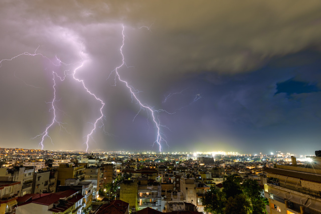 Καταιγίδα προκάλεσε προβλήματα στη Θεσσαλονίκη: Εντυπωσιακές φωτογραφίες από την έντονη κεραυνική δραστηριότητα 
