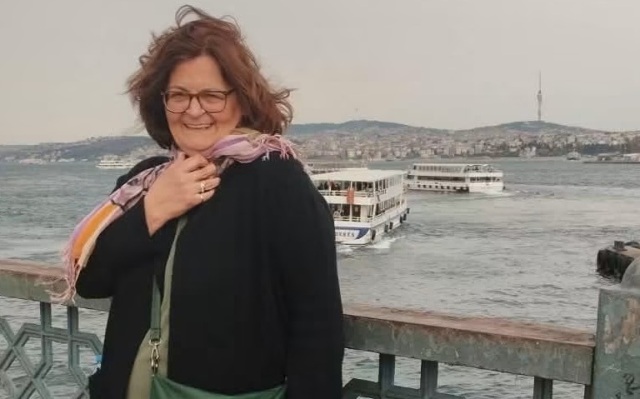 Το συγκινητικό αντίο των μαθητών του 2ου Γυμνασίου Ηλιούπολης στην διευθύντριά τους που έφυγε από τη ζωή: Έγραψαν «καλό παράδεισο» με τις τσάντες τους
