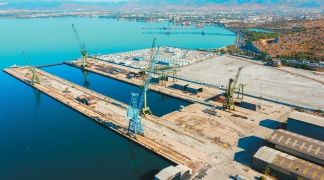 Φωτιά σε πλωτή δεξαμενή στα Ναυπηγεία Σκαραμαγκά
