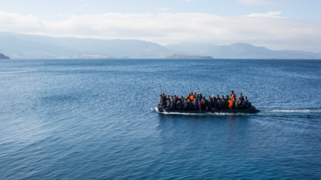 Χίος: Καταδίωξη ταχύπλοου με 26 μετανάστες – Στο νοσοκομείο τρεις γυναίκες, συνελήφθη ο 18χρονος διακινητής