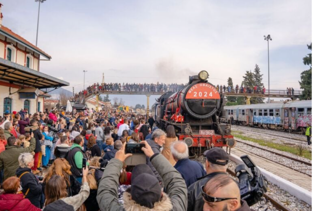 Ο Άγιος Βασίλης έρχεται με τρένο για να μοιράσει δώρα στη Δράμα